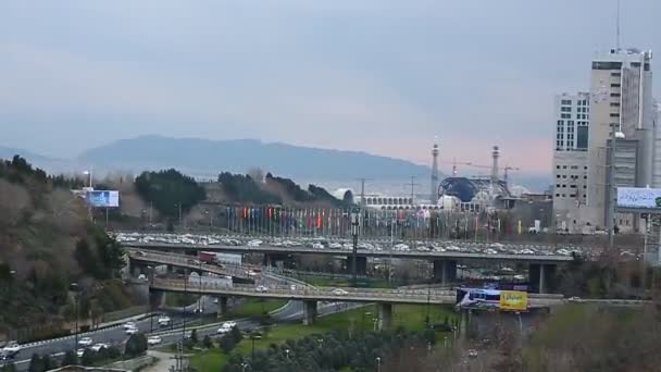 TEHRAN, IRAN, APRILE 2019: Traffico intenso a Teheran la capitale dell'Iran vicino al ponte Natura - Tabiat Bridge - Pol-e Tabiat — Video Stock