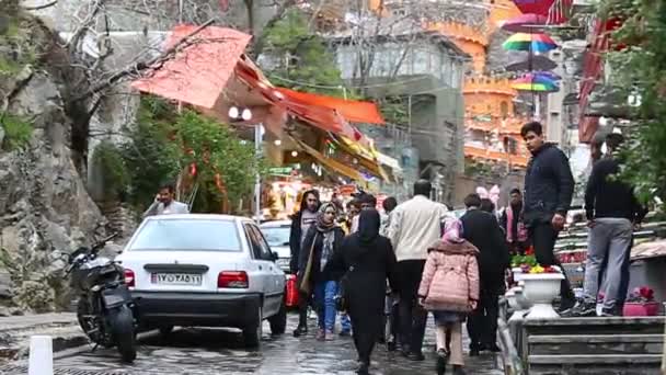 Teheran, Iran, kwiecień 2019: restauracja w Darband w Teheranie-restauracja nad rzeką — Wideo stockowe