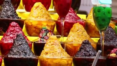 Tahran, İran, Nisan 2019: Darband sokak gıda, Tahran şehir İran. Nehir kenarında restoran