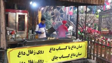 Tahran, İran, Nisan 2019: Darband sokak gıda, Tahran şehir İran. Nehir kenarında restoran