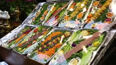 Tahran, İran, Nisan 2019: Darband sokak gıda, Tahran şehir İran. Nehir kenarında restoran