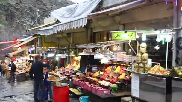 ТЕГРАН, ИРАН, АПРЕЛЬ 2019: Ресторан в Дарбанде в Тегеране - Ресторан у реки — стоковое видео