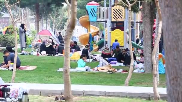 Téhéran, Iran - 27 mars 2018 : Voyageurs iraniens vivant sous des tentes sur la plage du golfe Persique. Beaucoup d'Iraniens voyageant pendant les vacances du Nouvel An persan Norouz — Video