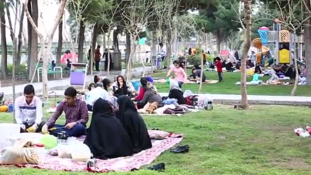 伊朗德黑兰 - 2018年3月27日：伊朗游客住在波斯湾海滩上的帐篷里。许多伊朗人在波斯新年诺鲁兹假期旅行 — 图库视频影像