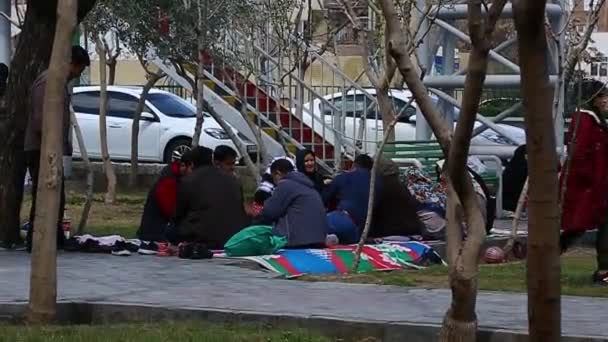 Teherán, Irán - 27 de marzo de 2018: Viajeros iraníes que viven en tiendas de campaña en la playa del Golfo Pérsico. Muchos iraníes viajan durante las vacaciones persas de Año Nuevo en Norouz — Vídeo de stock