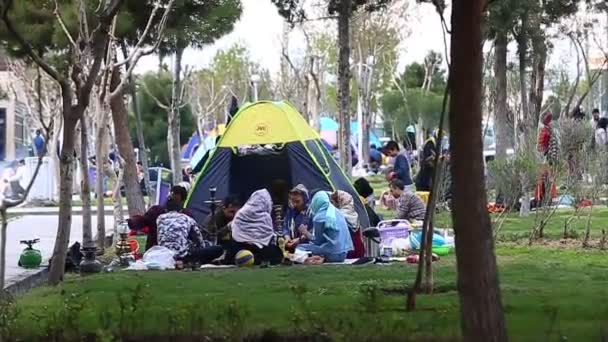 Teherán, Irán - 27 de marzo de 2018: Viajeros iraníes que viven en tiendas de campaña en la playa del Golfo Pérsico. Muchos iraníes viajan durante las vacaciones persas de Año Nuevo en Norouz — Vídeo de stock