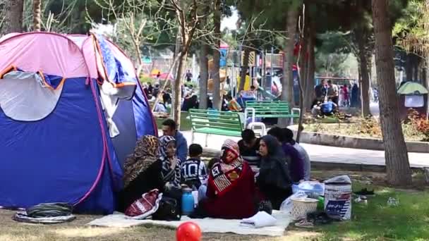 테헤란, 이란 - 2018년 3월 27일: 페르시아 만 해변에 텐트에 살고있는 이란 여행자. 페르시아 새해 노루즈 휴일 동안 여행 이란의 많은 — 비디오
