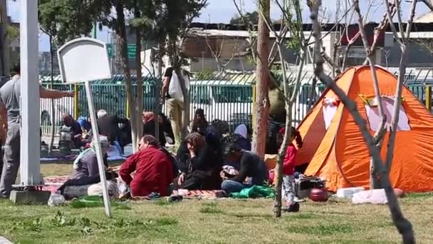 Téhéran, Iran - 27 mars 2018 : Voyageurs iraniens vivant sous des tentes sur la plage du golfe Persique. Beaucoup d'Iraniens voyageant pendant les vacances du Nouvel An persan Norouz — Video
