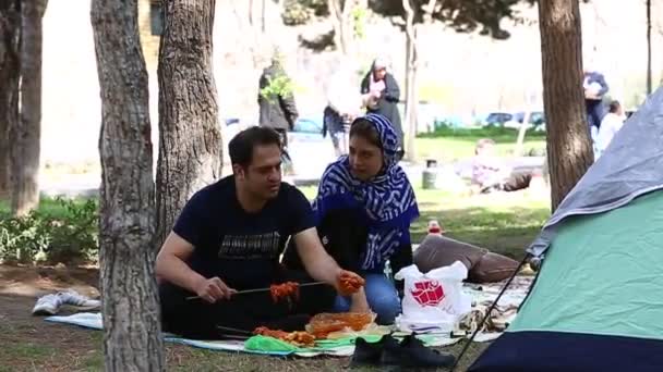 Teherán, Irán - 27 de marzo de 2018: Viajeros iraníes que viven en tiendas de campaña en la playa del Golfo Pérsico. Muchos iraníes viajan durante las vacaciones persas de Año Nuevo en Norouz — Vídeo de stock