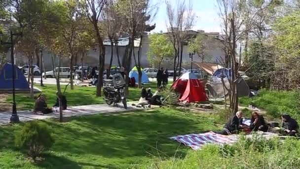 Teheran, Iran - 27. März 2018: Iranische Reisende leben in Zelten am Strand am Persischen Golf. viele Iren während der persischen Neujahrsferien unterwegs — Stockvideo
