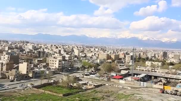 Binaların üzerinde güneş ışığı ile İran İslam Cumhuriyeti'nin başkenti Tahran şehir manzarası uzun çekim — Stok video