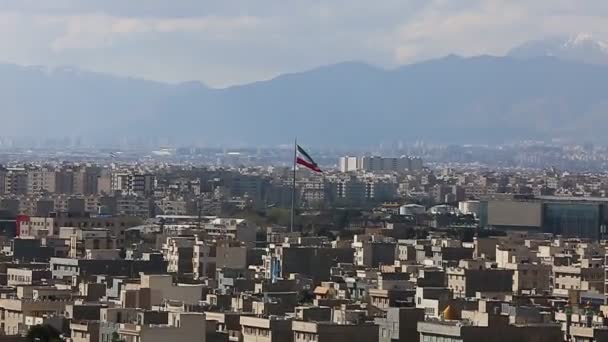 Hosszú lövés városkép a teheráni a főváros Iszlám Köztársaság Irán napfényt át az épületek — Stock videók