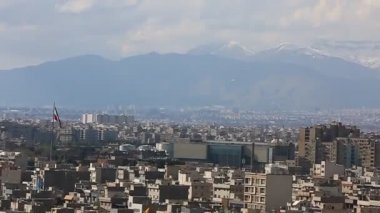 Binaların üzerinde güneş ışığı ile İran İslam Cumhuriyeti'nin başkenti Tahran şehir manzarası uzun çekim