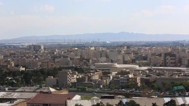 Binaların üzerinde güneş ışığı ile İran İslam Cumhuriyeti'nin başkenti Tahran şehir manzarası uzun çekim