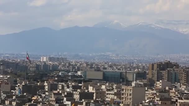 Binaların üzerinde güneş ışığı ile İran İslam Cumhuriyeti'nin başkenti Tahran şehir manzarası uzun çekim — Stok video