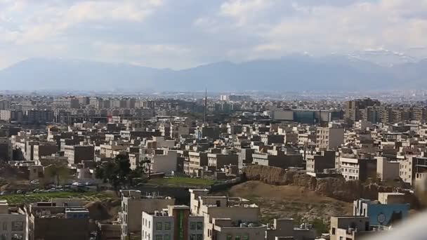 イランの首都テヘランの街並みのロングショット、建物の上に太陽の光 — ストック動画