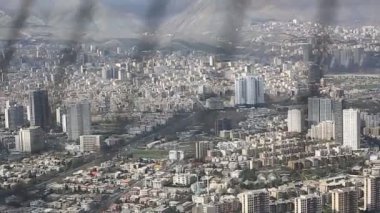 Binaların üzerinde güneş ışığı ile İran İslam Cumhuriyeti'nin başkenti Tahran şehir manzarası uzun çekim