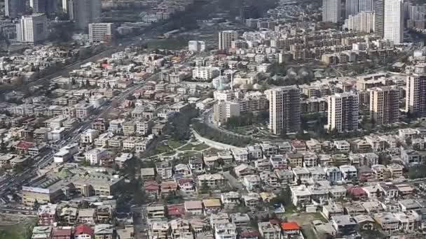 Longue vue du paysage urbain de Téhéran la capitale de la république islamique d'Iran avec la lumière du soleil sur les bâtiments — Video