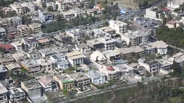 Длинный снимок городского пейзажа Тегерана, столицы Исламской Республики Иран с солнечным светом над зданиями — стоковое видео