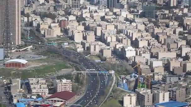 Largo plano de paisaje urbano de Teherán la capital de la República Islámica de Irán con luz solar sobre los edificios — Vídeo de stock