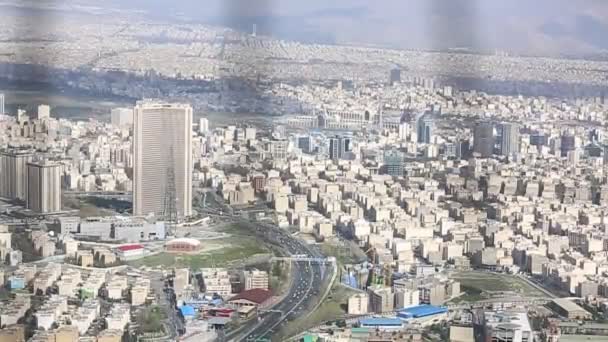 Largo plano de paisaje urbano de Teherán la capital de la República Islámica de Irán con luz solar sobre los edificios — Vídeos de Stock