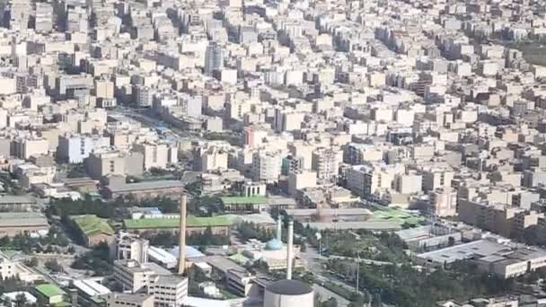 伊朗伊斯兰共和国首都德黑兰的城市景观长镜头,建筑物上阳光普照 — 图库视频影像