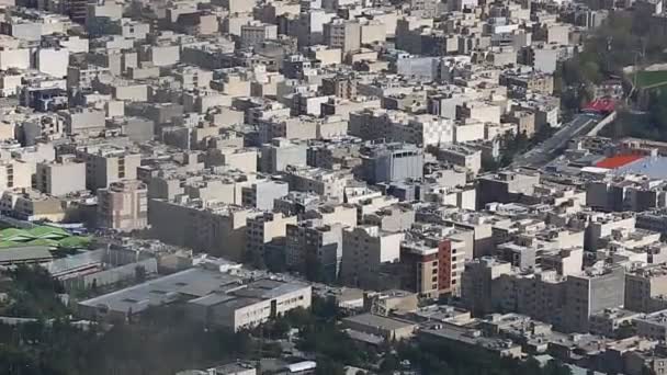 Longo tiro de paisagem urbana de Teerã a capital da república islâmica do Irã com luz solar sobre os edifícios — Vídeo de Stock