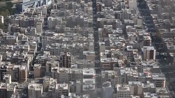 Largo plano de paisaje urbano de Teherán la capital de la República Islámica de Irán con luz solar sobre los edificios — Vídeo de stock