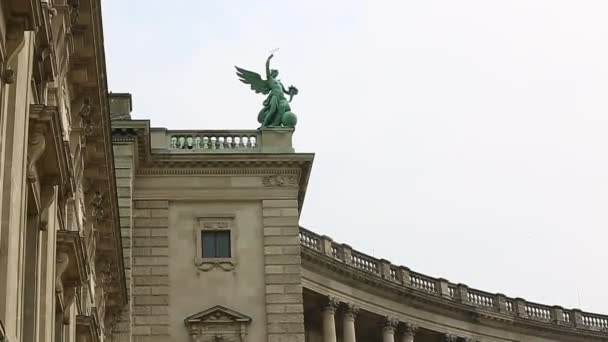 Gamla byggnader i Wien. Europeisk stil april 2019 Wien, Österrike — Stockvideo