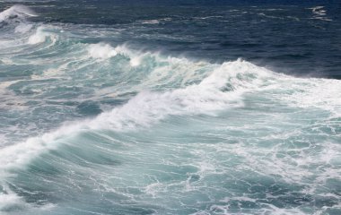 Sıçramasına deniz suyu ile köpük ve Timang Plajı'nda kabarcıkları güneşli bir gün, Yogyakarta, Endonezya