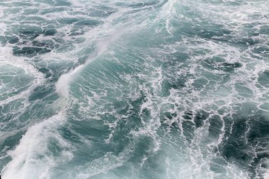 Sıçramasına deniz suyu ile köpük ve Timang Plajı'nda kabarcıkları güneşli bir gün, Yogyakarta, Endonezya