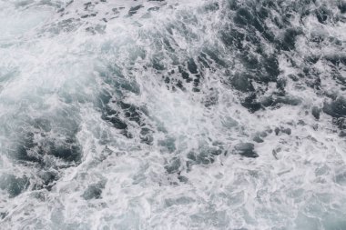 Sıçramasına deniz suyu ile köpük ve Timang Plajı'nda kabarcıkları güneşli bir gün, Yogyakarta, Endonezya