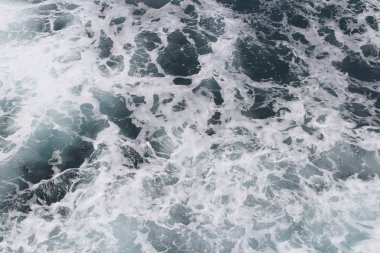 Sıçramasına deniz suyu ile köpük ve Timang Plajı'nda kabarcıkları güneşli bir gün, Yogyakarta, Endonezya