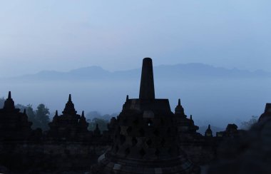 Gizemler orman şafakta, Yogyakarta, Endonezya çevreleyen ile siluet Borobudur Tapınağı