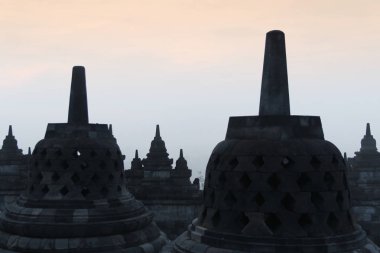 Gizemler orman şafakta, Yogyakarta, Endonezya çevreleyen ile siluet Borobudur Tapınağı