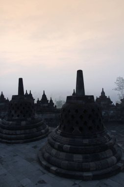 Gizemler orman şafakta, Yogyakarta, Endonezya çevreleyen ile siluet Borobudur Tapınağı