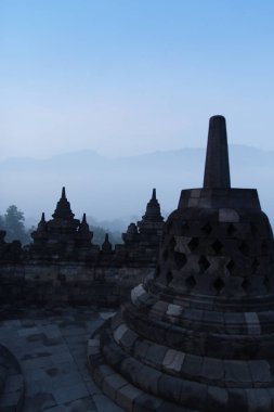 Gizemler orman şafakta, Yogyakarta, Endonezya çevreleyen ile siluet Borobudur Tapınağı
