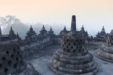 Borobudur Tapınağı Gizemler orman şafakta, Yogyakarta, Endonezya çevreleyen ile 