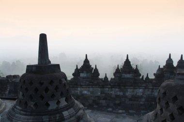 Gizemler orman şafakta, Yogyakarta, Endonezya çevreleyen ile siluet Borobudur Tapınağı