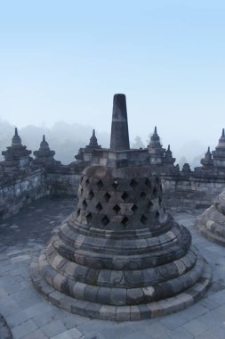 Borobudur Tapınağı Gizemler orman şafakta, Yogyakarta, Endonezya çevreleyen ile 