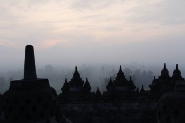 Gizemler orman şafakta, Yogyakarta, Endonezya çevreleyen ile siluet Borobudur Tapınağı