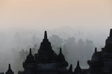 Gizemler orman şafakta, Yogyakarta, Endonezya çevreleyen ile siluet Borobudur Tapınağı