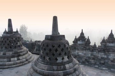 Borobudur Tapınağı Gizemler orman şafakta, Yogyakarta, Endonezya çevreleyen ile 