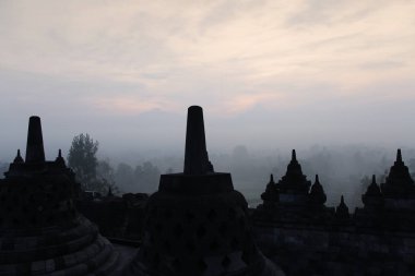 Gizemler orman şafakta, Yogyakarta, Endonezya çevreleyen ile siluet Borobudur Tapınağı