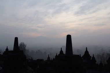 Gizemler orman şafakta, Yogyakarta, Endonezya çevreleyen ile siluet Borobudur Tapınağı