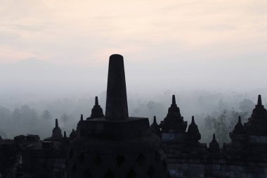 Gizemler orman şafakta, Yogyakarta, Endonezya çevreleyen ile siluet Borobudur Tapınağı