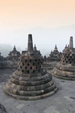Borobudur Tapınağı Gizemler orman şafakta, Yogyakarta, Endonezya çevreleyen ile