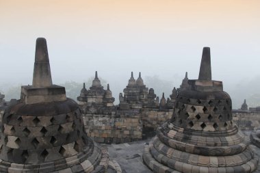 Borobudur Tapınağı Gizemler orman şafakta, Yogyakarta, Endonezya çevreleyen ile