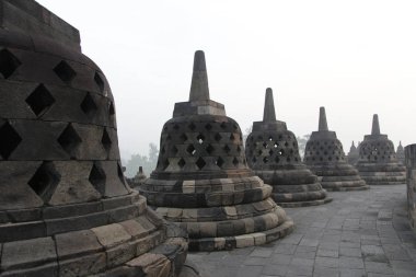 Borobudur Tapınağı Gizemler orman şafakta, Yogyakarta, Endonezya çevreleyen ile