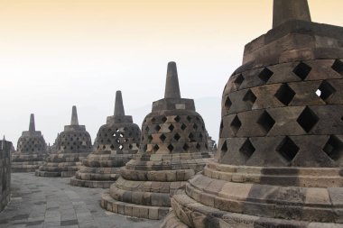 Borobudur Tapınağı Gizemler orman şafakta, Yogyakarta, Endonezya çevreleyen ile